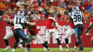 Buccaneers se impone a Panthers, pero esperan una derrota de Falcons para asegurar la NFC Sur