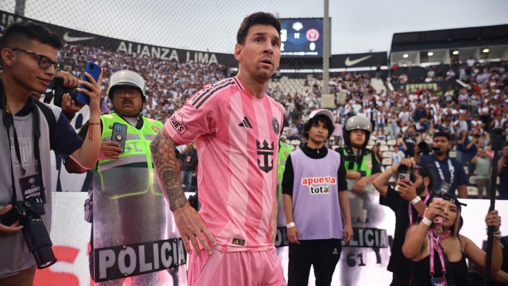 Leo Messi durante un tiro de esquina