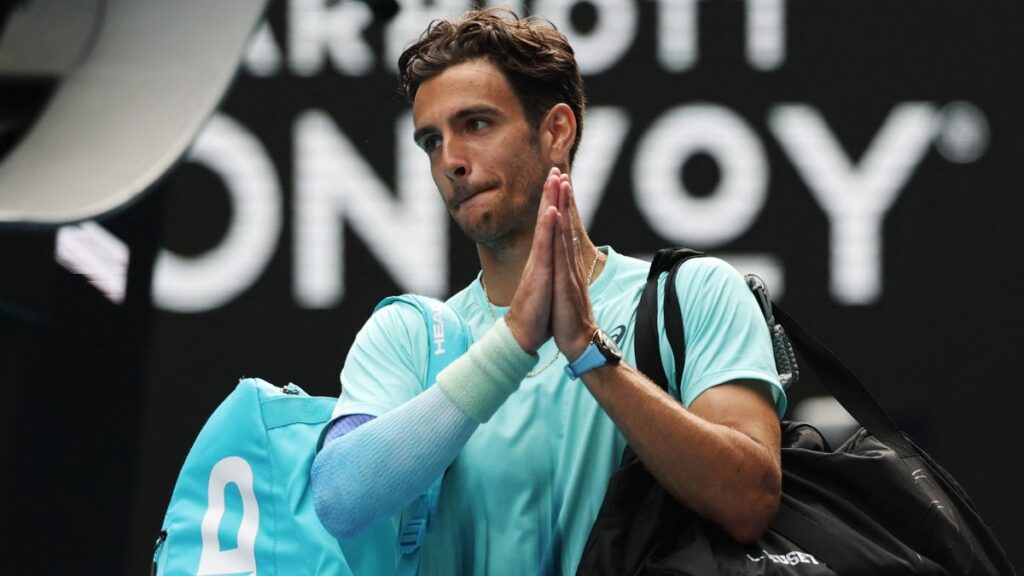 Musetti se despide, mientras la afición lo ovaciona. Reuters