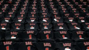 Derrick Rose hace historia: Los Bulls retiran su número y se une a Jordan y Pippen