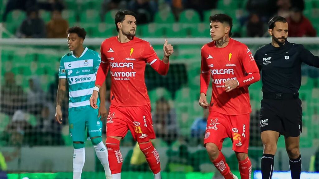 Julian Carranza se estrena y el Necaxa se impone sin problema al Santos