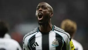 Newcastle vuela al Top 8 tras golear al PSV