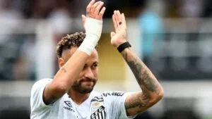 Neymar renueva con Santos y mantiene vivo el sueño mundialista
