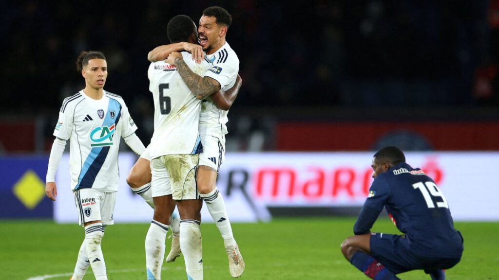 Paris FC dio el golpe en la Copa de Francia al vencer 1-0 al PSG, con Ikoné como héroe y Nkambadio como figura absoluta