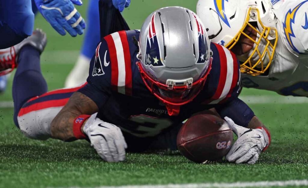 DeMario Douglas durante el Chargers vs Patriots Playoffs NFL 2026
