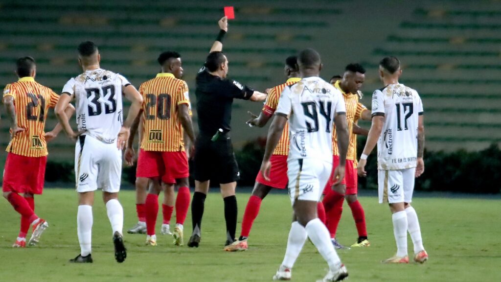 Ricardo Pabón fue el árbitro que mostró la primera tarjeta roja de la Liga BetPlay 2026-I