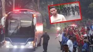 Dura protesta de los hinchas del Medellín en la sede: "El técnico es sureño"