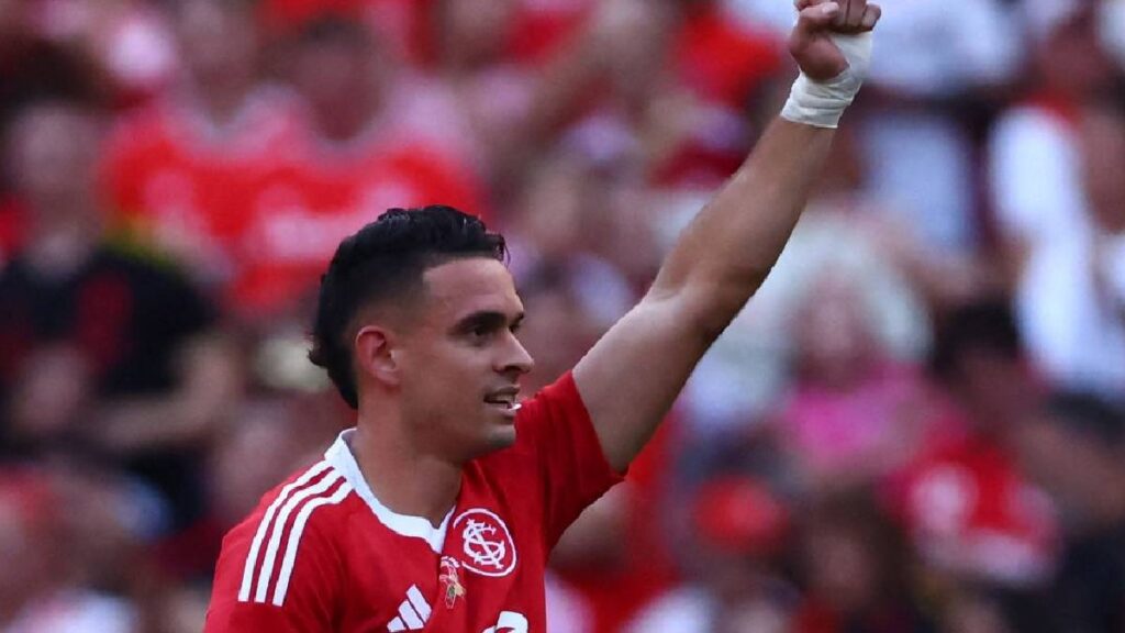 Rafael Santos Borré anotó dos goles y Johan Carbonero dio dos asistencias en la victoria del Internacional de Porto Alegre ante Gremio.