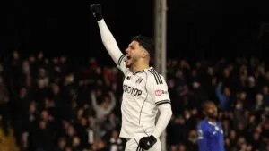 Raúl Jiménez marca y lidera triunfo del Fulham ante Chelsea en la Premier League