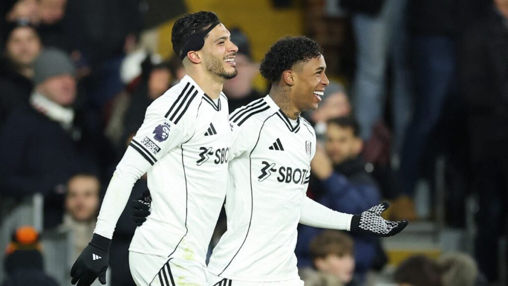 Raúl Jiménez avanza en la lista histórica de goleadores latinoamericanos en la Premier League