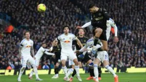 Raúl Jiménez y el Fulham permiten gol al último minuto y pierden su racha invicta