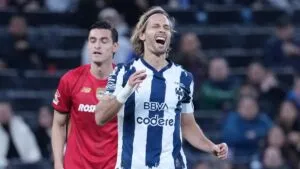 Sergio Canales falla un penalti y deja escapar el empate frente a Toluca