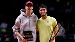 Carlos Alcaraz supera a Jannik Sinner en exhibición rumbo al Australian Open