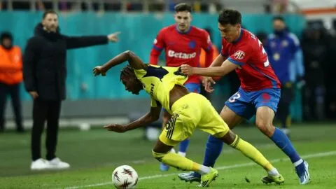 El Fenerbahçe sobrevive ante Steaua Bucarest y se instala en playoffs de Europa League
