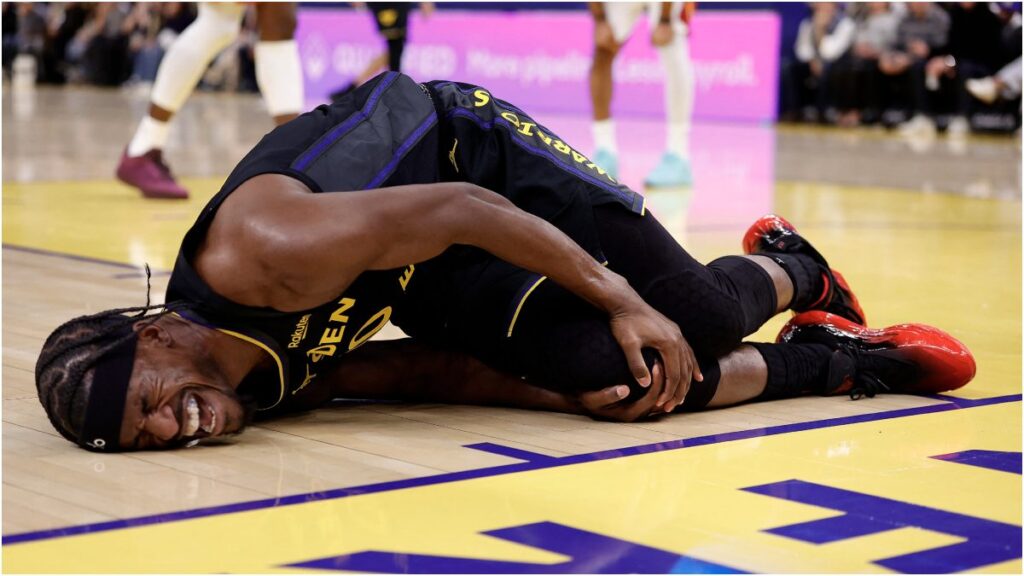 Golpe para los Warriors: Jimmy Butler abandona el juego por lesión. IMAGN IMAGES via Reuters Connect