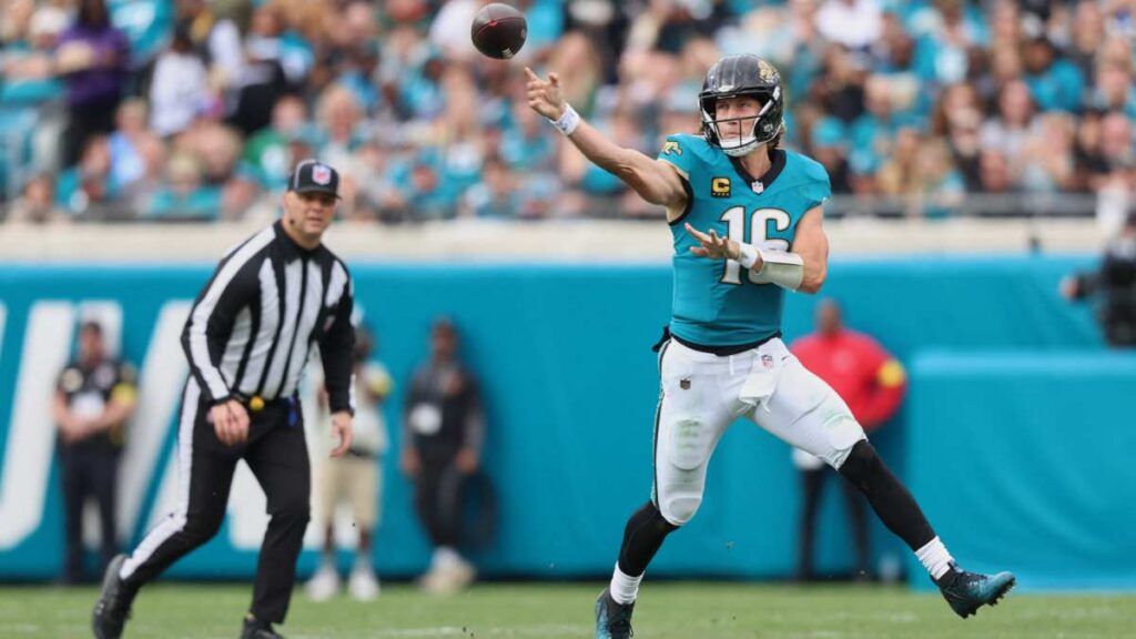 Trevor Lawrence durante el Jaguars vs Titans NFL 2025