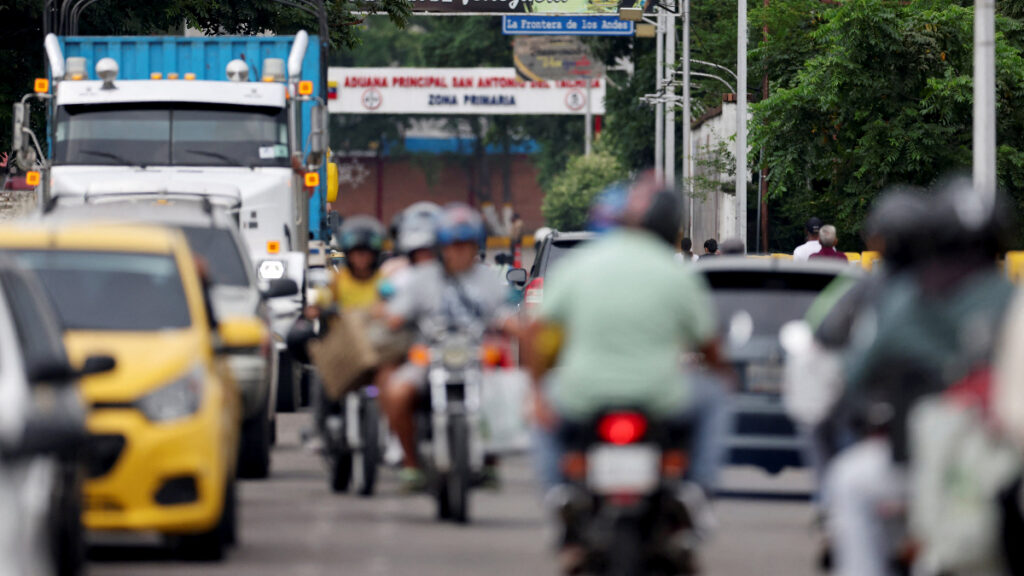 Imagen de referencia de vehículos en Colombia. - Luisa González, Reuters.