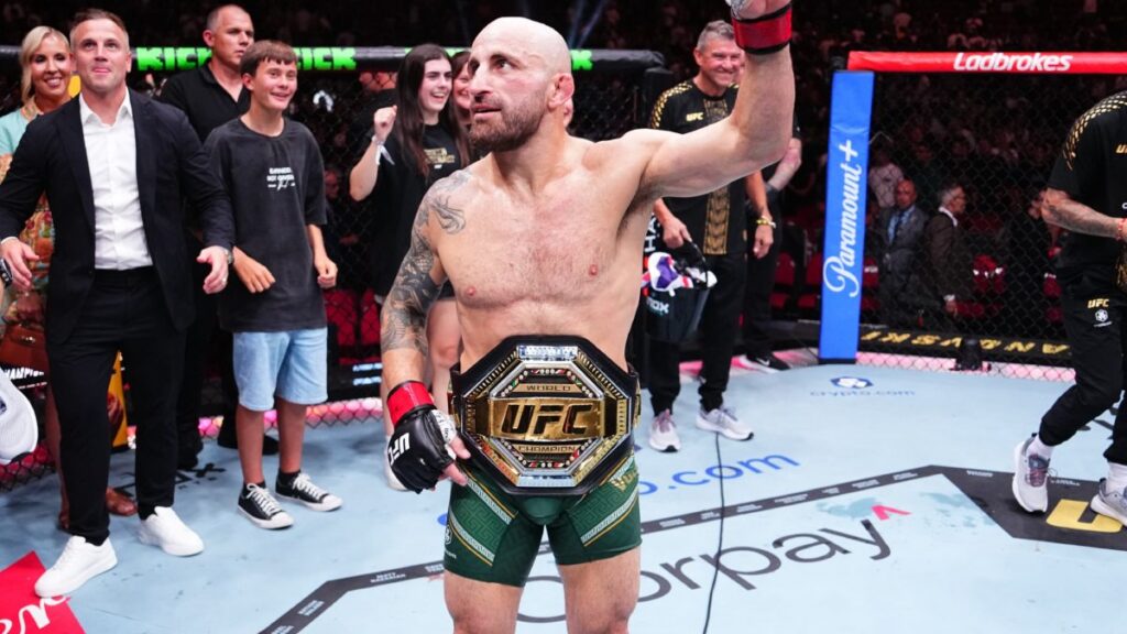 Volkanovski retiene el cinturón del peso pluma tras vencer a Diego Lopes en UFC 325