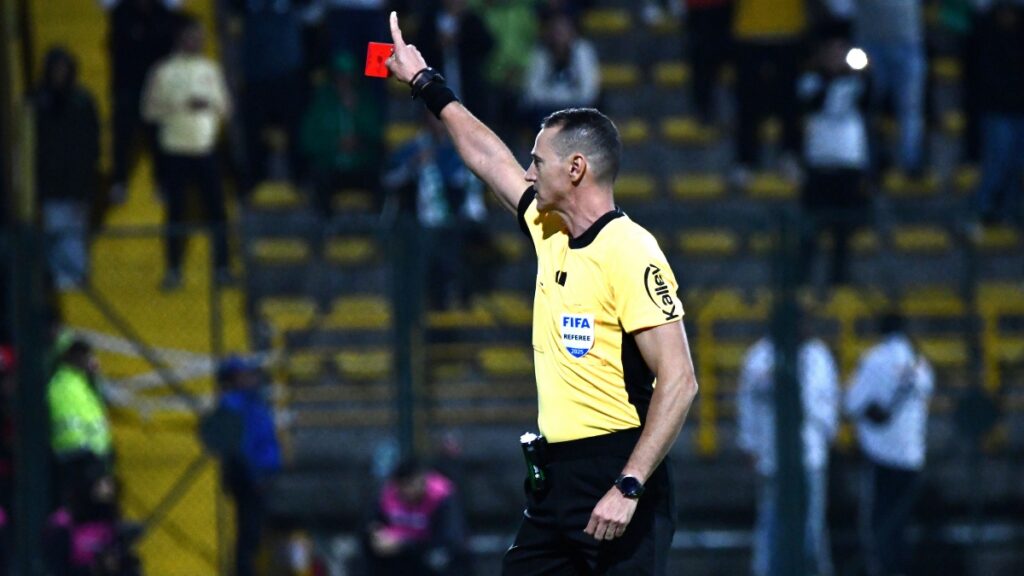 Wilmar Roldán se estableció como el árbitro que más tarjetas rojas sacó en 2025.
