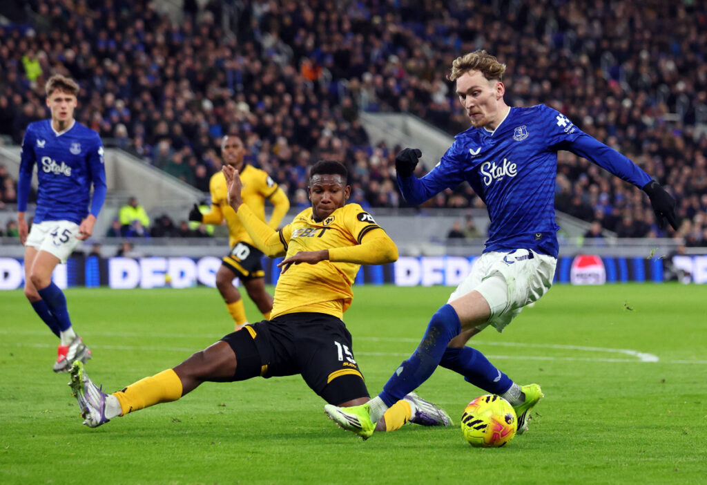 Yerson Mosquera y James Garner disputan la pelota. - Ed Sykes, Reuters.