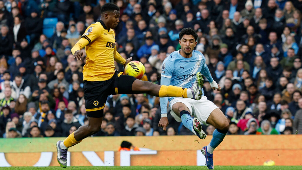 Yerson Mosquera y Omar Marmoush disputan la pelota. - Jason Cairnduff, Reuters.