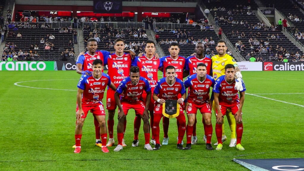 Confiscan souvenirs de aficionados del Xelajú en Monterrey