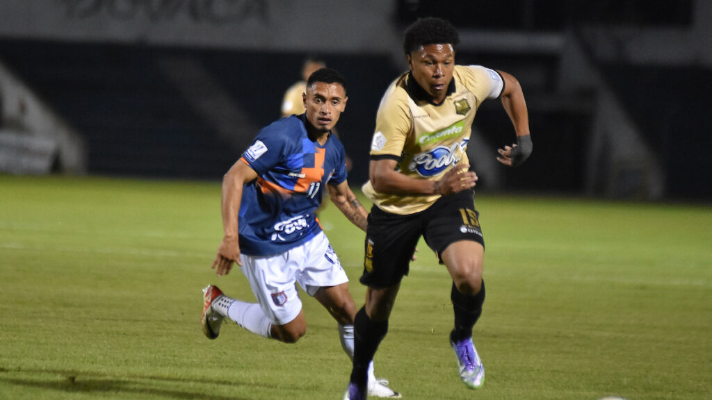 Delio Ramírez y Fabián Charales disputan la pelota. - Vizzor Image.