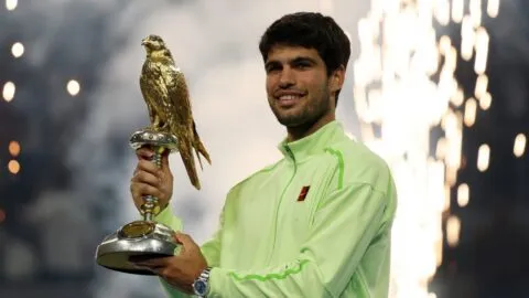 Carlos Alcaraz levanta su segundo título de la temporada en el Abierto de Qatar
