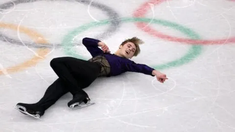 Aleksandr Selevko besa la final olímpica del patinaje artístico con Prince en Milano Cortina 2026