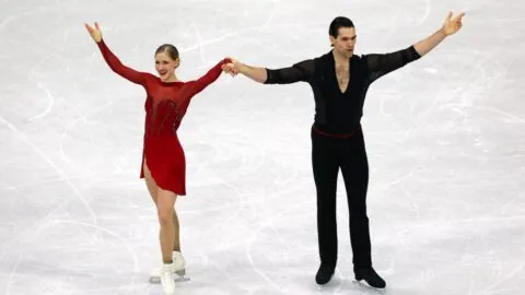 Alemania toma ventaja en el programa corto del patinaje artístico por parejas