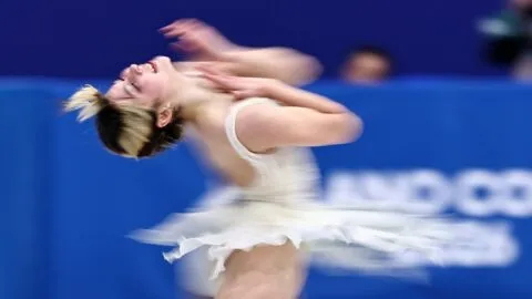 Alysa Liu deslumbra a Snoop Dogg, Halle Bailey y más estrellas en Milano Cortina