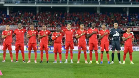 América busca ante Santa Fe una victoria para los libros de historia