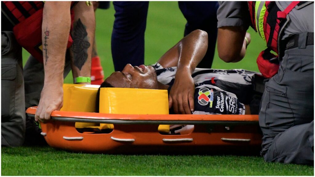 Anthony Martial sale lesionado en camilla. Imago 7