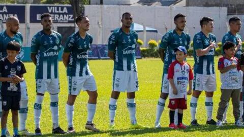 Antigua GFC sigue sin despertar y el campeón vive un momento increíble