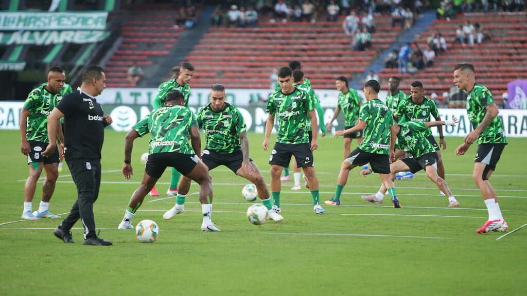 Jugadores de Atlético Nacional, en un calentamiento. - Vizzor Image.