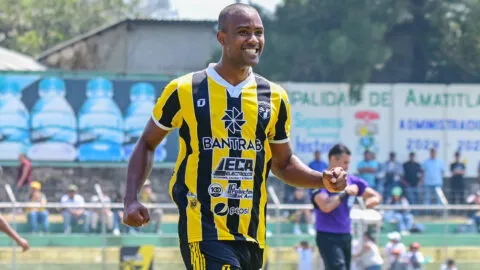 Aurora da el golpe y corta el invicto de Cobán Imperial