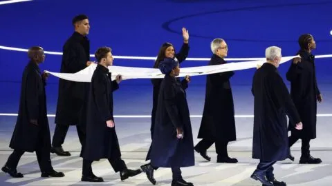 Andrade, Kipchoge y Taufatofua portan la bandera olímpica en la inauguración de Milano Cortina 2026