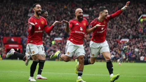 Manchester United vence a Tottenham y escala a puestos de Champions League