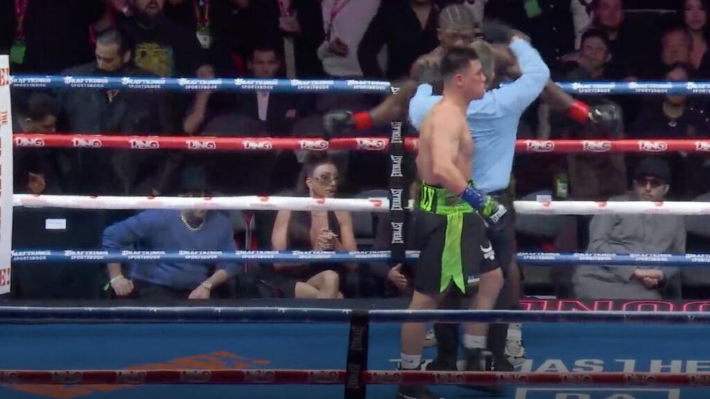 Bektemir Melikuziev mandó a la lona a Sena Agbeko. Print video: DAZN