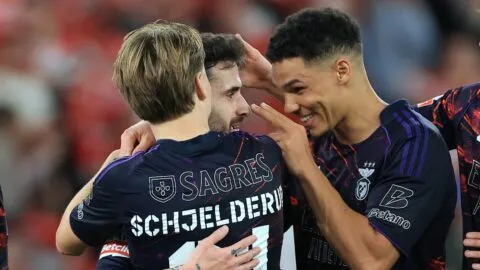 Benfica y una goleada ante AVS para calmar las aguas