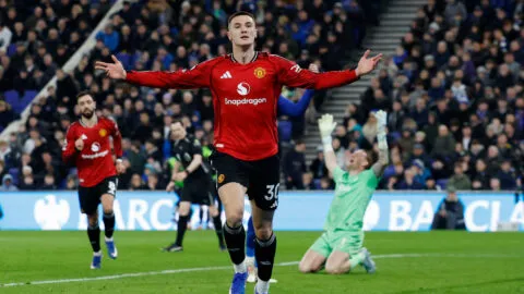 Benjamin Sesko desbarata el muro del Everton y eleva al Manchester United