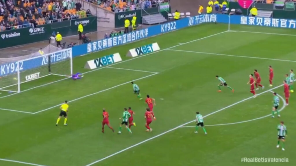 Acción de juego entre Betis y Valencia. - @SC_ESPN.