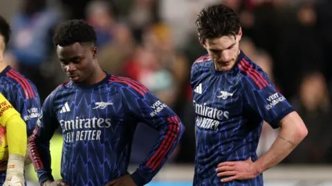 Arsenal resbala con Brentford y le da vida al Manchester City en Premier League