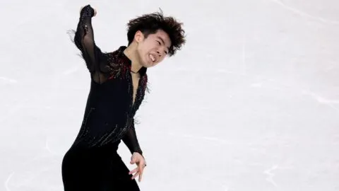 Brillante rutina de Shun Sato guía a Japón a la plata en patinaje artístico por equipos