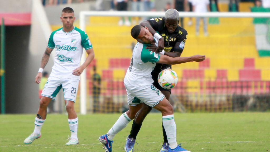 Matías Orozco y Gustavo Charrupí disputan la pelota. - Vizzor Image.