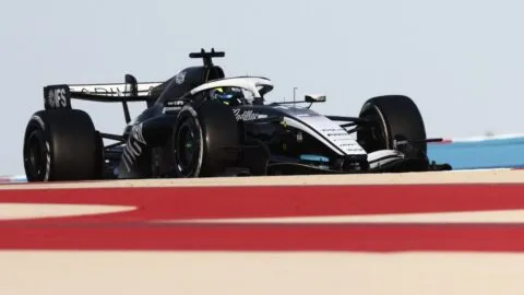 Checo Pérez cierra la pretemporada en Bahréin y asume el reto de desarrollo con Cadillac