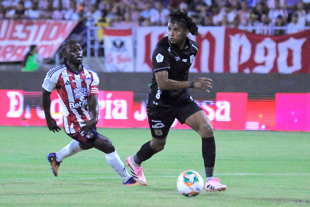 Yimmi Chará y Josen Escobar disputan la pelota. - Vizzor Image.