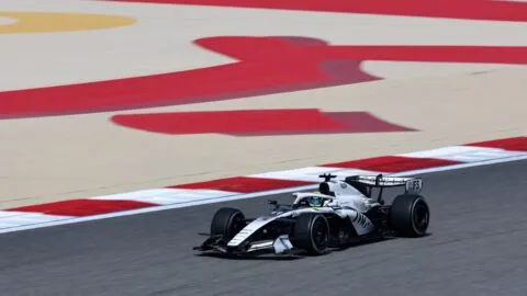 Checo Pérez suma rodaje con Cadillac mientras Mercedes firma el 1-2 en Bahréin