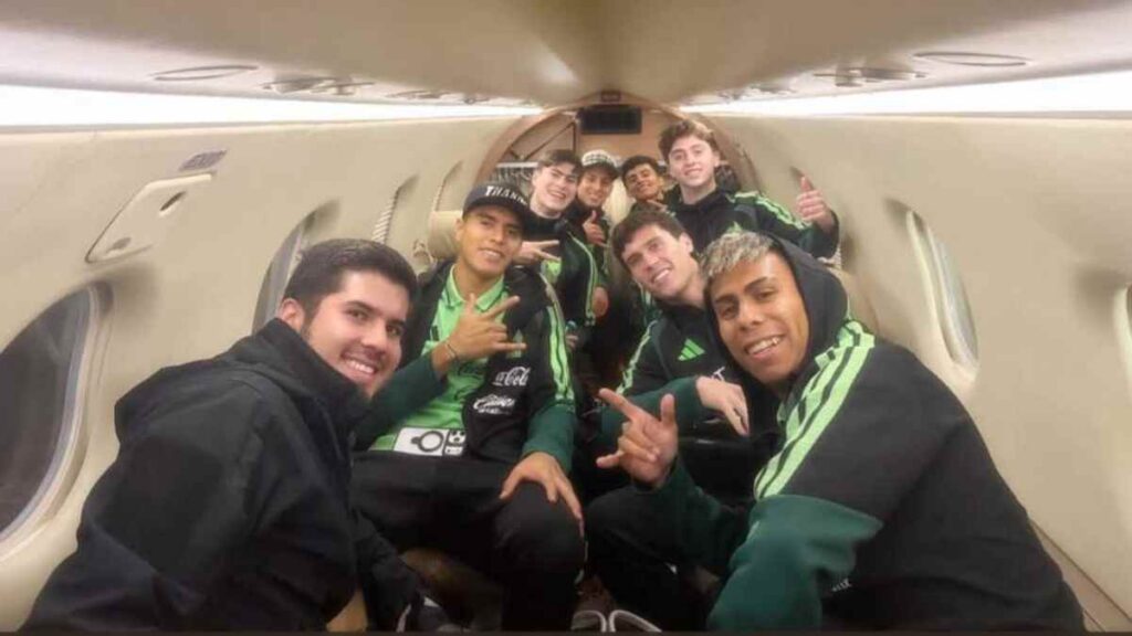 Seleccionados de Chivas vuelven en avión privado a Guadalajara