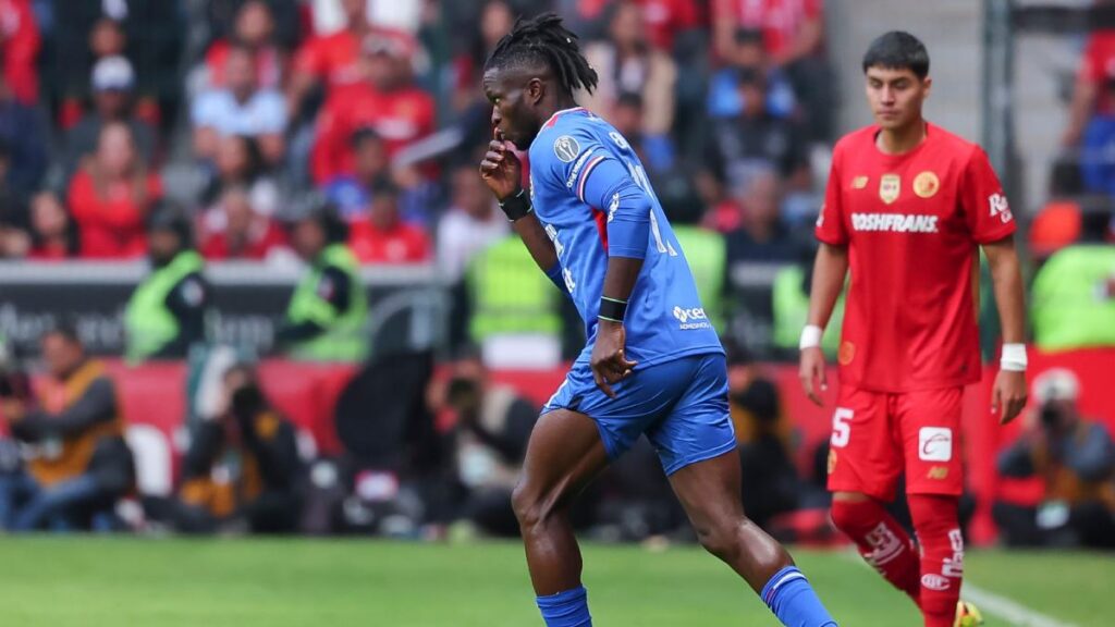 Christian Ebere debuta con Cruz Azul y participa en la jugada del empate ante Toluca